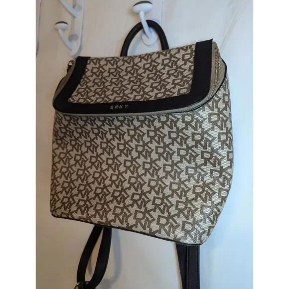 DKNY Bradee Signature Backpack Bag Flap Closure Logo Pattern Beige Original - Picture 2 of 9